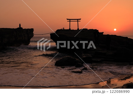 (静岡県)白濱神社・大明神岩の赤鳥居 日の出 (静岡県)白濱神社・大明神岩の赤鳥居 日の出 122086990