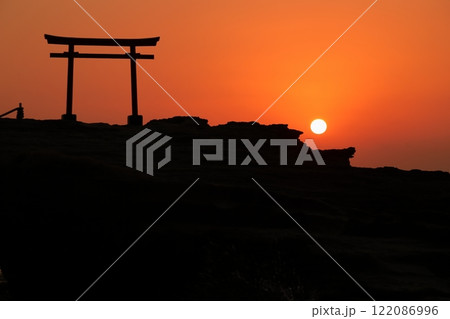 （静岡県）白濱神社・大明神岩の赤鳥居　日の出 122086996