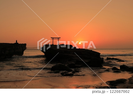 （静岡県）白濱神社・大明神岩の赤鳥居　日の出 122087002