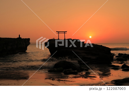 （静岡県）白濱神社・大明神岩の赤鳥居　日の出 122087003