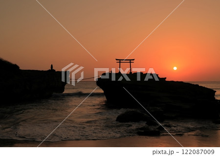 （静岡県）白濱神社・大明神岩の赤鳥居　日の出 122087009