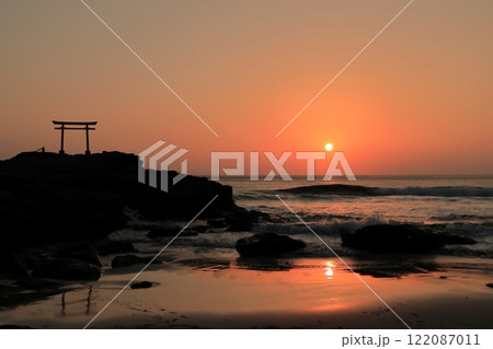 （静岡県）白濱神社・大明神岩の赤鳥居　日の出 122087011