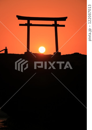 (静岡県)白濱神社・大明神岩の赤鳥居 日の出 (静岡県)白濱神社・大明神岩の赤鳥居 日の出 122087013
