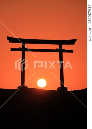 (静岡県)白濱神社・大明神岩の赤鳥居 日の出 (静岡県)白濱神社・大明神岩の赤鳥居 日の出 122087016