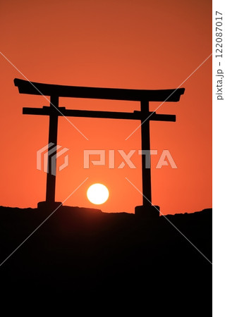 (静岡県)白濱神社・大明神岩の赤鳥居 日の出 (静岡県)白濱神社・大明神岩の赤鳥居 日の出 122087017