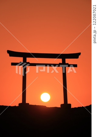 （静岡県）白濱神社・大明神岩の赤鳥居　日の出 122087021
