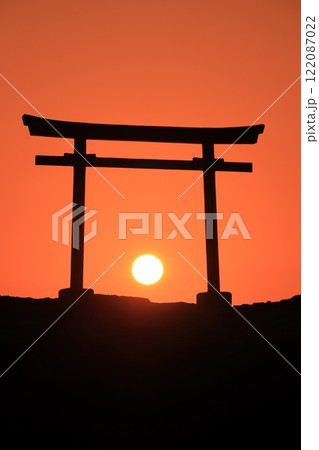 (静岡県)白濱神社・大明神岩の赤鳥居 日の出 (静岡県)白濱神社・大明神岩の赤鳥居 日の出 122087022