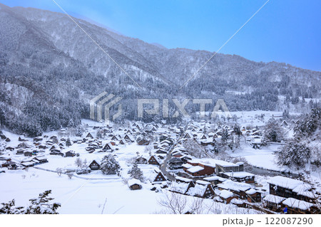 【岐阜県】雪の世界遺産『白川郷』 122087290