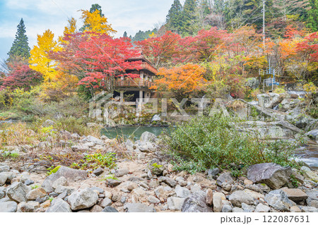 豊田市の大井平公園の展望台から見た紅葉に囲まれた井の淵展望台の風景(愛知県) 122087631