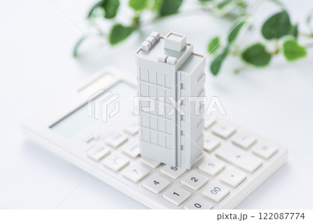 企業ビルの模型と電卓 企業ビルの模型と電卓 122087774