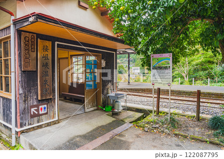 川根本町の秋の接岨峡温泉駅の駅舎とホームの風景(静岡県) 川根本町の秋の接岨峡温泉駅の駅舎とホームの風景(静岡県) 122087795