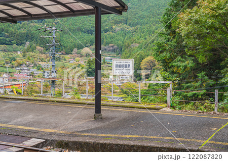 川根本町の秋の接岨峡温泉駅のホームの風景(静岡県) 川根本町の秋の接岨峡温泉駅のホームの風景(静岡県) 122087820