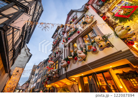 フランス　ストラスブールのクリスマス装飾　テディベア  122087894