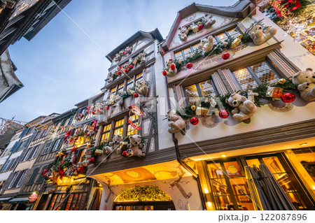 フランス　ストラスブールのクリスマス装飾　テディベア  122087896