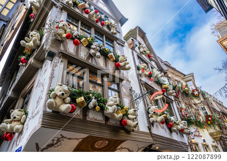 フランス　ストラスブールのクリスマス装飾　テディベア  122087899