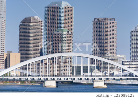 隅田川に架かる築地大橋 122089125