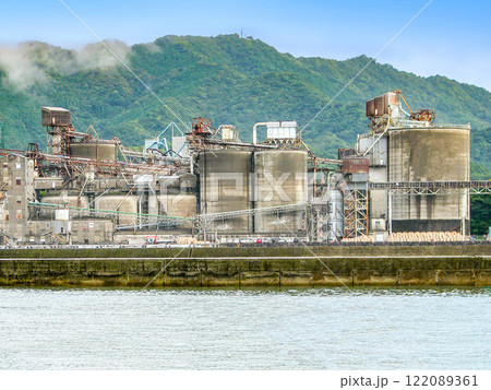 津久見市のセメント工場風景 122089361