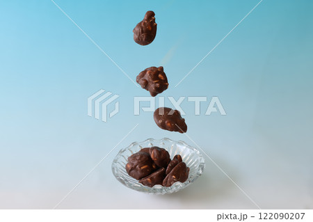 クリスタルボールに入れたピーナッツチョコ クリスタルボールに入れたピーナッツチョコ 122090207