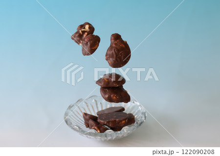 クリスタルボールに入れたピーナッツチョコ クリスタルボールに入れたピーナッツチョコ 122090208