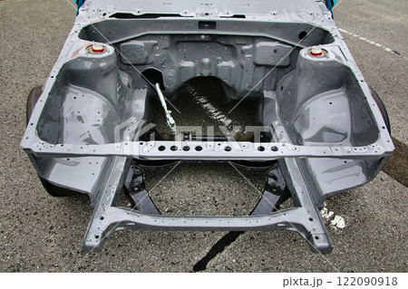 ホワイトボディ状態のAE86(ハチロク)… エンジンが降ろされたエンジンルームとメインバー ホワイトボディ状態のAE86(ハチロク)… エンジンが降ろされたエンジンルームとメインバー 122090918