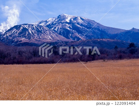 積雪の飯田高原とくじゅう連山 122091404