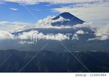 御坂山地の雪頭ヶ岳より望む夏の富士山 122091864