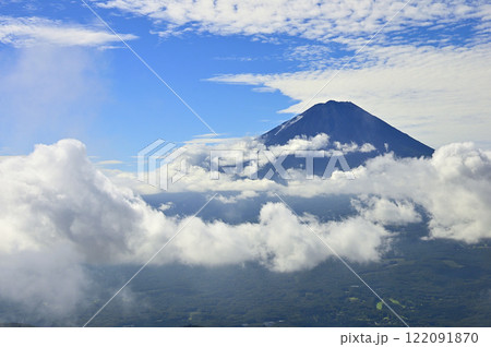 御坂山地の雪頭ヶ岳より望む雲わく夏の富士山 御坂山地の雪頭ヶ岳より望む雲わく夏の富士山 122091870