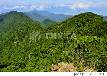 御坂山地の鬼ヶ岳より望む夏の王岳 御坂山地の鬼ヶ岳より望む夏の王岳 122091981