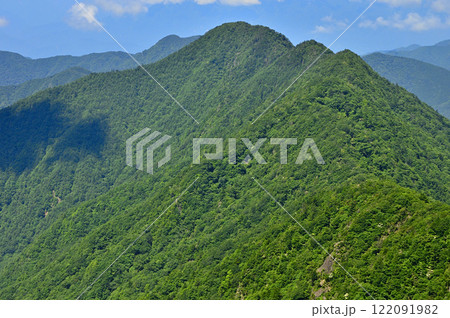 御坂山地の鬼ヶ岳より望む夏の王岳 御坂山地の鬼ヶ岳より望む夏の王岳 122091982