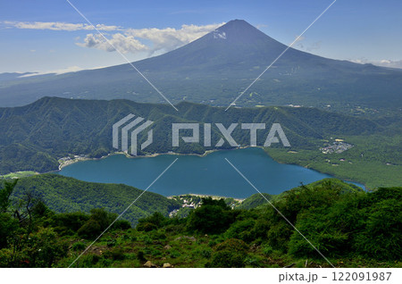御坂山地の雪頭ヶ岳より望む 夏の富士山と西湖 御坂山地の雪頭ヶ岳より望む 夏の富士山と西湖 122091987