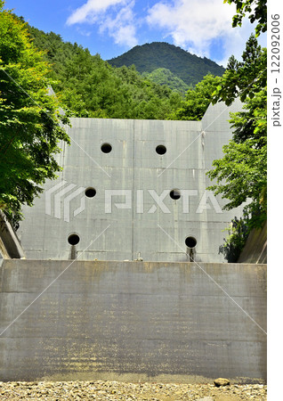 御坂山地の雪頭ヶ岳 東入川砂防堰堤 御坂山地の雪頭ヶ岳 東入川砂防堰堤 122092006