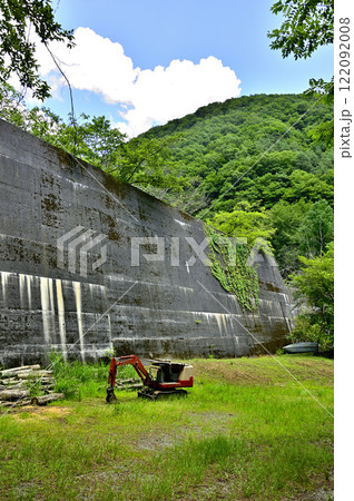 御坂山地の雪頭ヶ岳 東入川砂防堰堤 御坂山地の雪頭ヶ岳 東入川砂防堰堤 122092008
