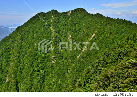 夏の御坂山地 十二ヶ岳より緑の雪頭ヶ岳と鬼ヶ岳を望む 夏の御坂山地 十二ヶ岳より緑の雪頭ヶ岳と鬼ヶ岳を望む 122092189