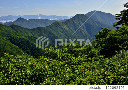 夏の御坂山地 十二ヶ岳より釈迦ヶ岳と黒岳を望む 夏の御坂山地 十二ヶ岳より釈迦ヶ岳と黒岳を望む 122092193