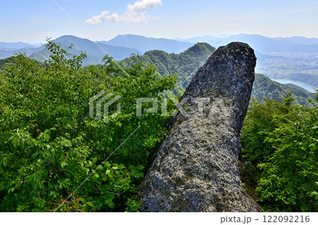 御坂山地の鬼ヶ岳山頂　鬼の爪に黒岳と三ツ峠山を望む 122092216