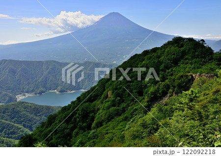 御坂山地の鬼ヶ岳山頂より夏の富士山と雪頭ヶ岳と西湖を望む 122092218