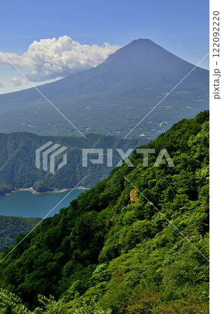 御坂山地の鬼ヶ岳山頂より夏の富士山を望む 122092220