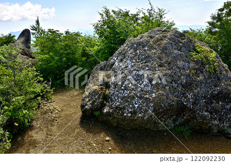 御坂山地の鬼ヶ岳山頂　鬼の爪と巨岩 122092230