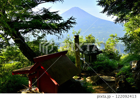 御坂山地の十二ヶ岳山頂より　富士山と赤い祠 122092413