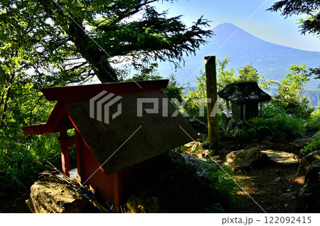 御坂山地の十二ヶ岳山頂 山梨百名山の頂より望む夏の富士山 御坂山地の十二ヶ岳山頂 山梨百名山の頂より望む夏の富士山 122092415