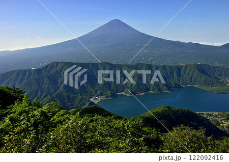 御坂山地の十二ヶ岳山頂より望む夏の富士山と西湖 御坂山地の十二ヶ岳山頂より望む夏の富士山と西湖 122092416