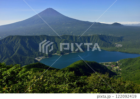 御坂山地の十二ヶ岳山頂より望む夏の富士山と西湖 122092419