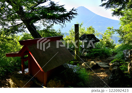 御坂山地の十二ヶ岳山頂より 富士山と赤い祠 御坂山地の十二ヶ岳山頂より 富士山と赤い祠 122092423