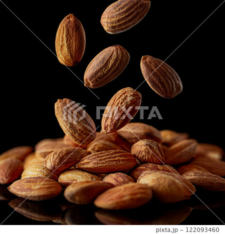 降ってくるローストアーモンドの写真 黒背景 降ってくるローストアーモンドの写真 黒背景 122093460