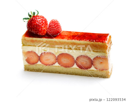 いちごとラズベリーのバタークリームケーキ　白背景の切り抜き 122093534
