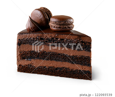 チョコレートマカロンを飾った濃厚なガトーショコラの断面　白背景の切り抜き 122093539