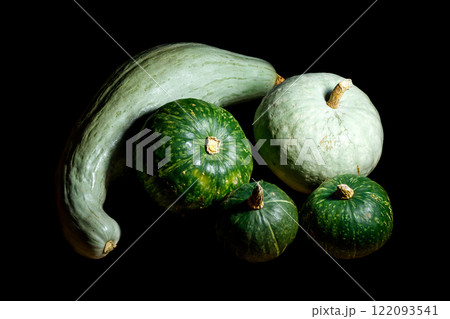 たくさんの緑のかぼちゃ　黒背景の切り抜き 122093541