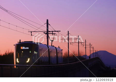 宇都宮市 男体山と冬の夕暮れに走行するLRT(次世代型路面電車) 宇都宮市 男体山と冬の夕暮れに走行するLRT(次世代型路面電車) 122093919