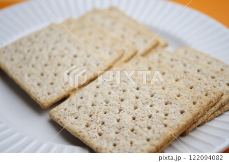 Plate Featuring a Variety of Whole Grain Crackers Ready to Enjoy 122094082