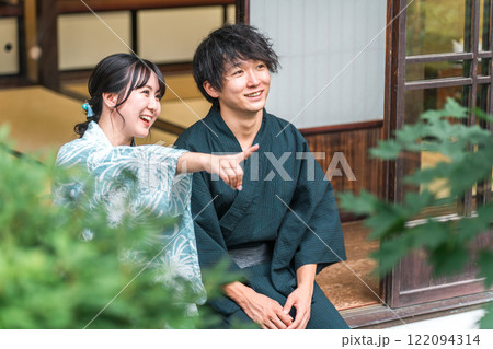 旅行で温泉旅館・宿坊・古民家に泊まる夫婦・カップル 122094314